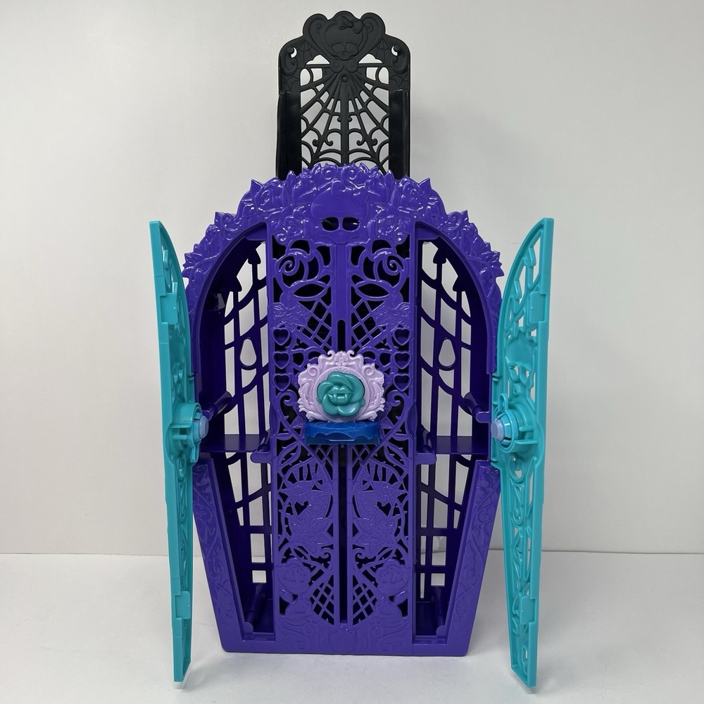 Monster High Boogeyman Twyla Skulltimate Garden Mysteries Locker